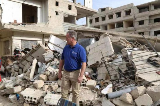 联合国世界粮食计划署执行干事戴维&middot;比斯利正在叙利亚东古塔的扎马卡镇探访。联合国世界粮食计划署供图