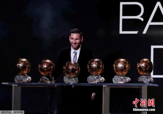 资料图：北京时间2019年12月3日凌晨，2019年金球奖颁奖典礼在法国巴黎的沙特莱剧院进行，金球奖由梅西获得。阿根廷人力压范戴克、C罗获得2019年金球奖，其个人职业生涯第六次获金球，成为史上第一人。图为梅西与6座金球奖合影。