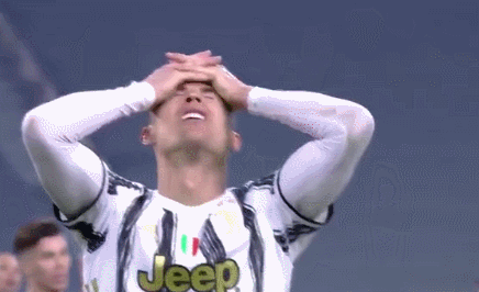 C罗欧冠出局后的落寞瞬间。