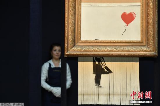 近日，在长达一周的磋商后，世界知名涂鸦艺术家班克西（Banksy）在苏富比上备受瞩目且备受”摧残“的作品《女孩与气球》的交易终于进入下一阶段。买家——一位来自欧洲的苏富比长期女性客户表示她将按照原价支付购买这件作品，班克西随后也同意“重新认证”（re-authenticate）这幅作品，并为《女孩与气球》起了一个新名字——《爱在垃圾桶》（Love is in the Bin）。