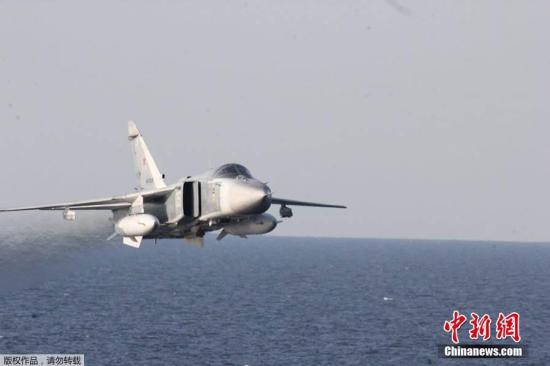 据外媒4月13日报道，美国军方称，两架俄罗斯战斗机在波罗的海上空飞临美国导弹驱逐舰时，进行了&ldquo;模拟攻击&rdquo;。该官员称，俄罗斯的苏-24战斗机11次飞过战舰所在海域附近，并多次抵近美军舰，这打破了水面上的平静。而一架俄罗斯卡-27&ldquo;蜗牛&rdquo;(Helix)直升机也环绕美海军&ldquo;唐纳德&middot;库克号&rdquo; 飞行多达7次，并进行了拍照。据报告称，俄罗斯战机曾距离美国战舰仅仅9米，在战舰旁边激起水波。