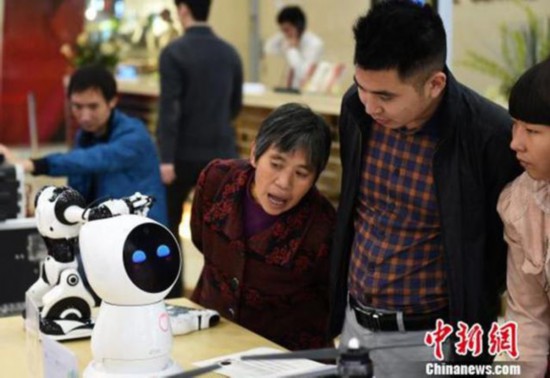 资料图：图为育儿机器人吸引市民眼球。 周毅 摄