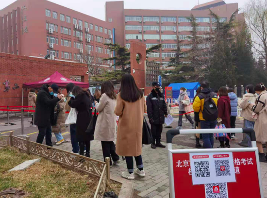 北京第二外国语学院考点处考生陆续入校备考