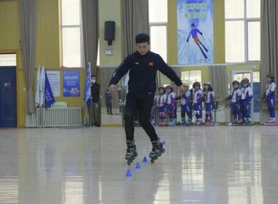 自由式轮滑世界冠军宁伦现场做了精彩的表演。京源学校莲石湖分校 供图