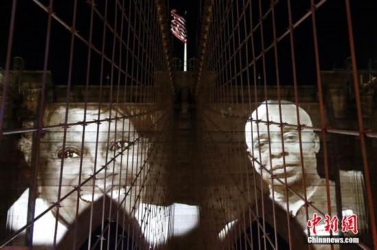 当地时间3月14日晚，美国纽约市政府将因新冠肺炎去世的患者面容投影在布鲁克林大桥桥身上，表达对逝者的怀念。当晚，纽约市举行活动纪念因新冠肺炎去世的患者。