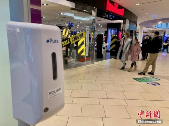 当地时间3月13日，欧盟金融中心法兰克福一处购物中心内的商家允许提前进行过预约的顾客入内购物。购物中心内放置了手部消毒液等防疫设施。根据德国联邦政府与各州日前达成的决议，新冠疫情形势允许的地区可进入第三阶段&ldquo;解封&rdquo;，有限度地重启零售业和博物馆等文化场所。