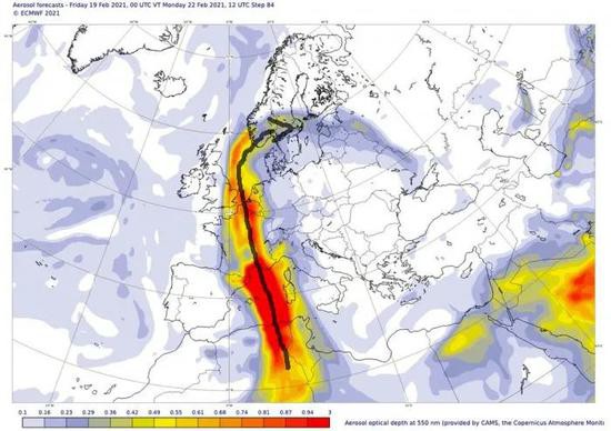  产品图显示，部分来自撒哈拉沙漠的灰尘（沿箭头深灰色区域）还可能延伸到挪威和瑞典的南部。来源：ECMWF