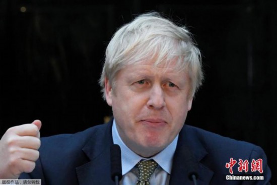 当地时间12月13日，在英国伦敦，新就任的英国首相鲍里斯&middot;约翰逊在唐宁街10号首相府发表演讲。 保守党领袖鲍里斯&middot;约翰逊13日在率领保守党赢得英国议会下院选举后，正式就任英国首相。约翰逊当天依惯例前往白金汉宫，接受英国女王伊丽莎白二世的邀请组建新一届内阁。