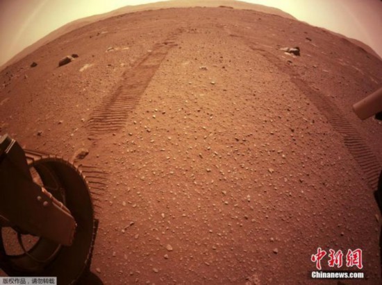 当地时间3月8日，美国国家宇航局发布了&ldquo;毅力号&rdquo;火星车实现火星行走的痕迹。