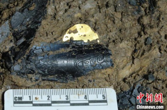 五号坑出土象牙雕。四川省文物考古研究院供图 四川省文物考古研究院供图 摄