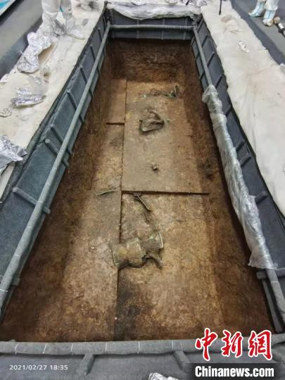 三号坑器物露头。四川省文物考古研究院供图 四川省文物考古研究院供图 摄