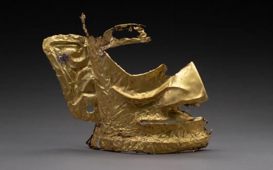 三星堆新出土的金面具,右耳有个明显的耳洞。国家文物局供图