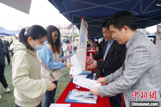 双向选择洽谈会现场。　欧惠兰 摄