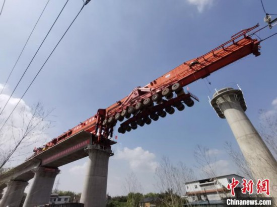 四川自贡至宜宾高铁首榀箱梁成功架设