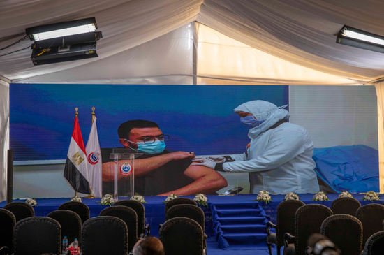 埃及伊斯梅利亚,医生Abdel Menoim Selim成首个接种中国新冠疫苗的埃及人(资料图)