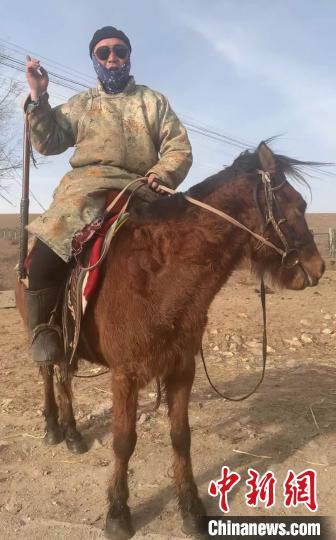 图为生活在浑善达克沙漠腹地的牧民小伙。 奥蓝 摄