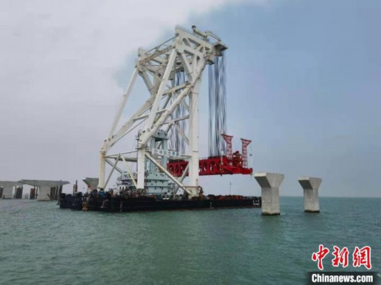 广州海事部门保障深中通道架梁试验作业圆满完成 张佳林 摄