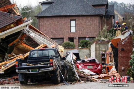 当地时间3月25日，美国阿拉巴马州，当地遭龙卷风袭击，多数房屋被吹散架，救援修缮工作已经开始。
