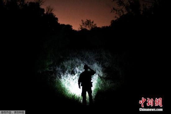 资料图:美国德克萨斯州帕尔姆维尤,边境巡逻人员正在搜寻非法入境的移民。