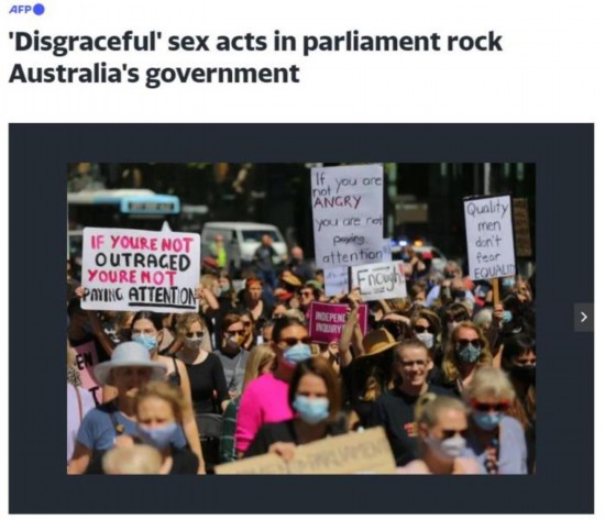 图为民众在澳大利亚多地举行抗议活动，并在全国范围内发起了一场促进两性平等的运动。图片来源：法新社报道截图。