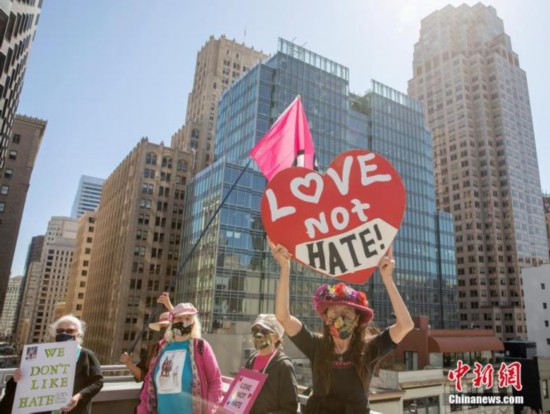 当地时间3月27日，美国加州旧金山大批民众走上街头，抗议针对亚裔的歧视和暴力行为。