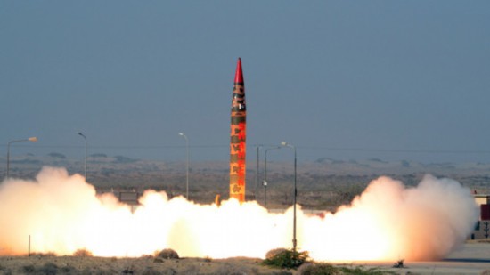 与印度关系紧张之际 巴基斯坦试射弹道导弹可载核弹头