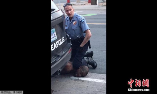 当地时间2020年5月25日，美国明尼苏达州明尼阿波利斯市一名警察在逮捕非裔男子乔治·弗洛伊德时，将其按在地上，用膝盖顶住脖子。据目击者介绍，弗洛伊德被按到在地时反复在说自己无法呼吸后疑似陷入昏迷。随后弗洛伊德在被送往医院后不治身亡。（视频截图）