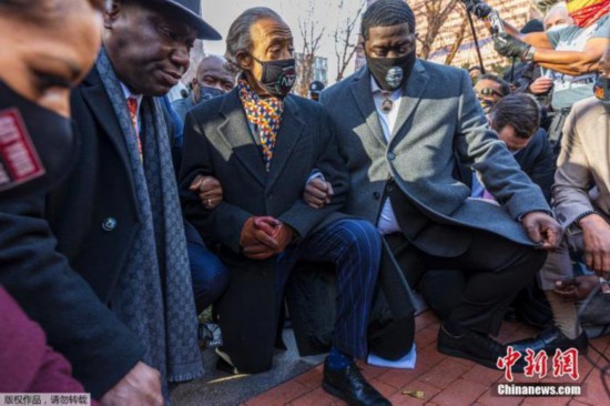 当地时间3月29日，美国“弗洛伊德案”在明尼阿波利斯正式开庭审理，被控杀害非裔男子弗洛伊德的美国前明尼阿波利斯警员、白人男子肖万出庭受审。在庭审开始前，死者家属和律师在法院前单膝跪地，向死者乔治·弗洛伊德致哀。