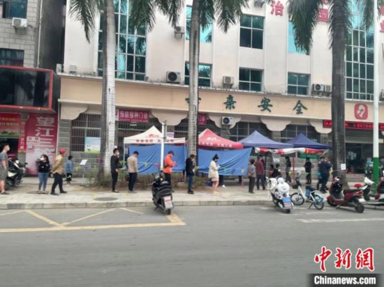 图为瑞丽居民有序进行核酸检测采样工作。　缪超 摄