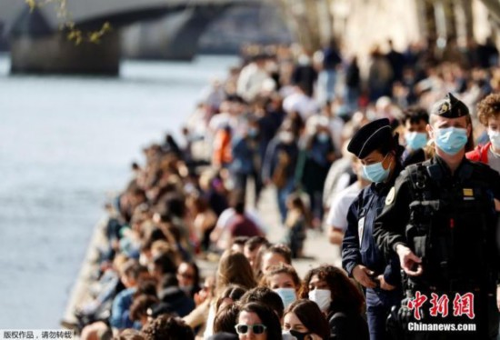 资料图：当地时间3月28日，法国巴黎，大批民众在塞纳河畔享受春日阳光。