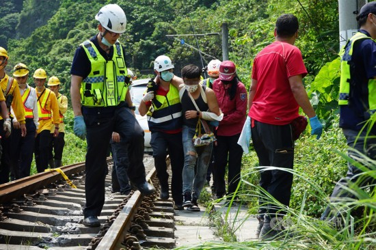 消防人员协助伤者脱困