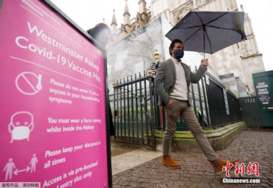 资料图：当地时间3月10日，英国伦敦，一名男子离开威斯敏斯特教堂的疫苗接种中心。