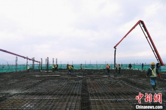 图为两辆混凝土泵车同时作业。 李振奎 摄