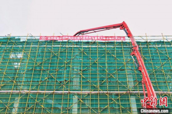 图为动车所顶板混凝土浇筑。 李振奎 摄