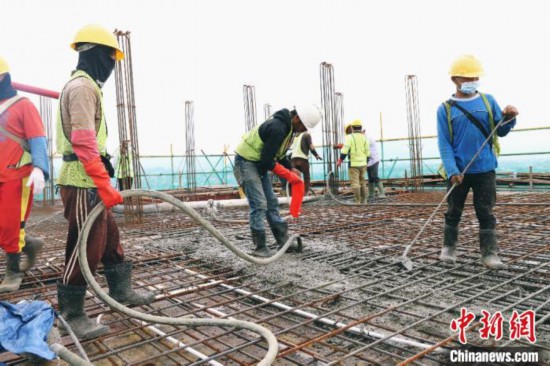 图为施工人员正在进行浇筑振捣作业。 李振奎 摄