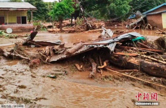 当地时间4月4日，印尼东部弗洛雷斯岛，遭遇山洪冲击后的村庄一片狼藉，建筑残骸和垃圾随处可见。