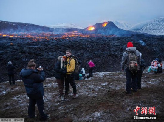 近日，冰岛雷克雅内斯半岛，沉寂6000年的冰岛法格拉达尔火山喷发，大批民众赶来观看熔岩喷发的壮观场景。