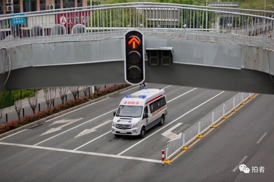 △ 2020年4月3日，红绿灯路口只有一辆救护车。