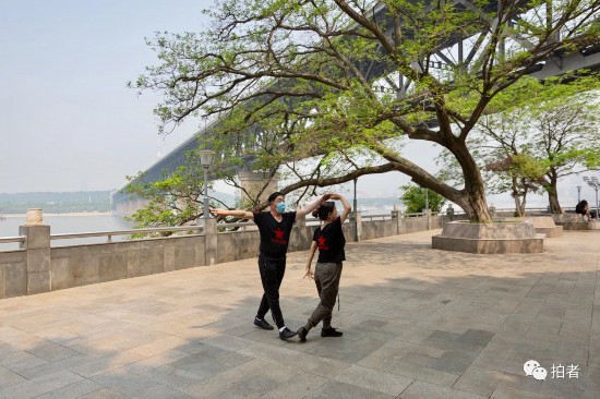 △ 2020年5月1日，漫长的步道上，仅有两位交谊舞爱好者在跳舞。