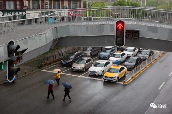 △ 2021年4月3日，红绿灯路口停满等红灯的车辆。