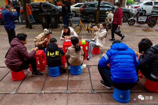 △ 2021年4月4日，在路边过早的武汉市民。