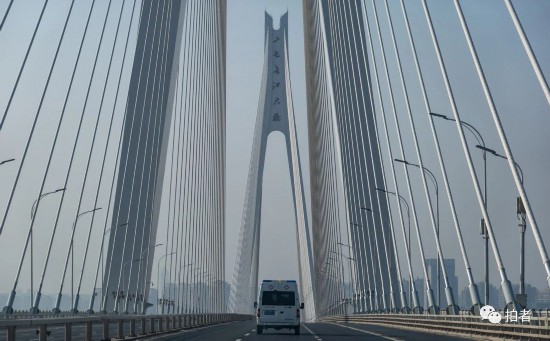 △ 2020年2月22日，一辆救护车孤独地行驶在桥上。新京报记者陶冉 摄