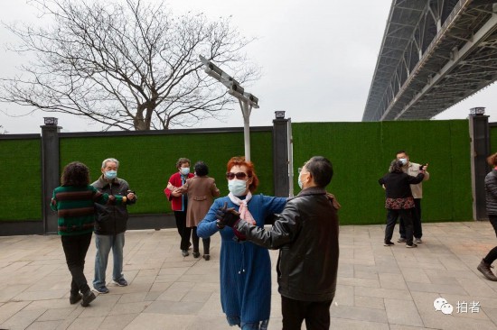 △ 2021年4月3日，临江步道正在修缮，有不少交谊舞爱好者来到“老地方”跳舞。