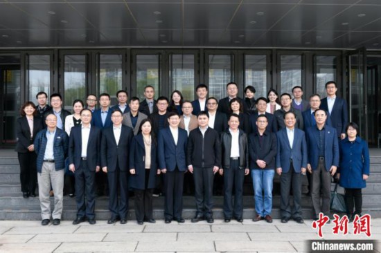 与会人员合影。　宋彦宁 摄