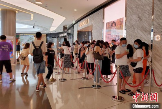 海南三亚:离岛旅客排队买免税品成一景