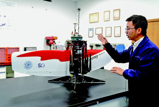 上海交通大学海洋学院海洋技术团队曾铮副研究员介绍&ldquo;哪吒&rdquo;（四月一日摄）。 新华社记者张建松摄