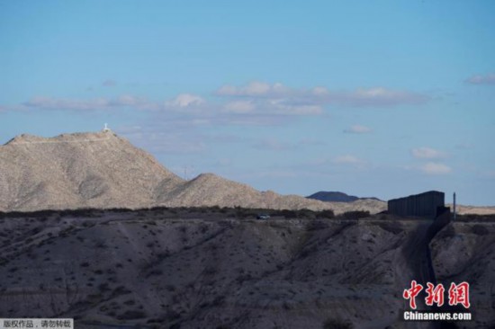 资料图：美国新墨西哥州Sunland Park旁的美墨边境墙。