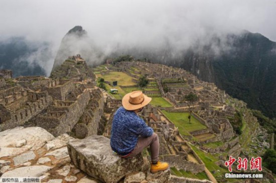 资料图:秘鲁库斯科,知名遗址马丘比丘迎来重启第二天。马丘比丘遗址被联合国教科文组织定为世界文化与自然双重遗产。此前,由于新冠病毒大流行,马丘比丘被关闭了近八个月。出于防疫安全原因,每天只有675名游客能够进入该景点,仅为疫情前游客人数的30%。