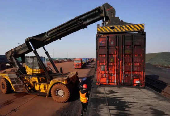 工人在曹妃甸港通用码头卸载煤炭集装箱。新华社发