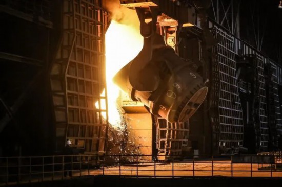 工人在鞍钢集团鞍钢股份炼钢总厂炼钢四作业区进行生产作业。新华社记者 潘昱龙 摄